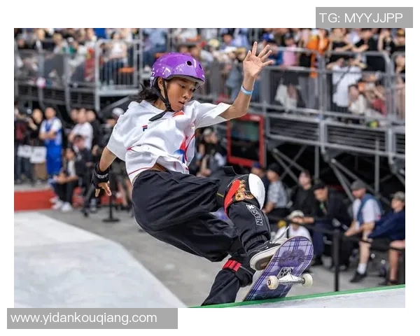 滑板与人生的交织：杨芳的深度对话与成长故事